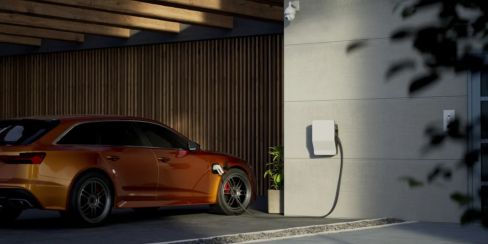Elektroauto lädt an der Wallbox unter dem Carport